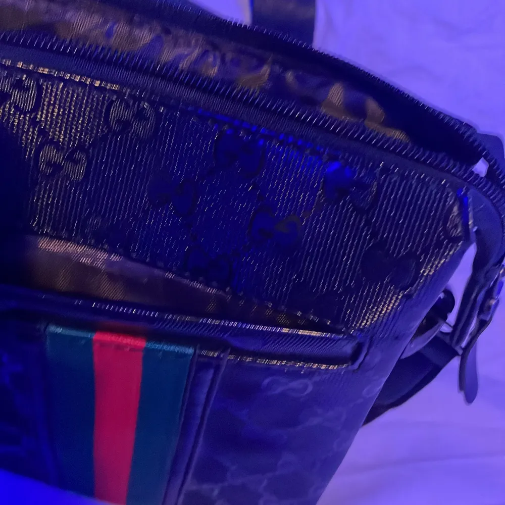 Gucci axelrems väska . Knappt använd  (Fake). Väskor.