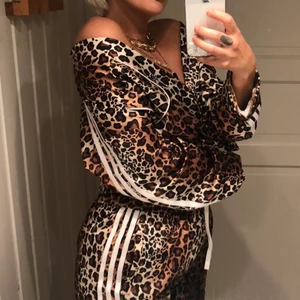 Adidas Originals Leopard Set - Slutsålt Adidas Originals Set i satin. Köptes på Zalando Maj 2021 för 679:-/del(1358:- för båda) Använt ett fåtal gånger. Bekväm, känns som att man har pyjamas nästan. Byxorna är mer ”fitted” medans skjortan är oversize. 