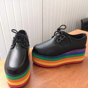 Platå skor i svart med regnbågssula. Nyskick då jag knappt använd dom. Strö 36