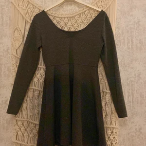 Grå klänning, M - En grå klänning, använd men i bra skick. Inga fläckar eller fel. 