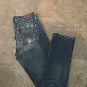 Vintage levis jeans - Vintage levis jeans. Low waisted.  Hör av dig för fler bilder eller frågor! Kan mötas eller fraktas<3