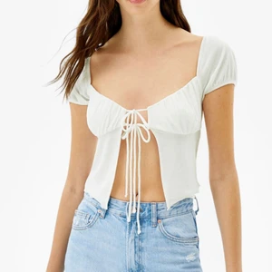 Bershka topp - Supersnygg tröja från bershka som tyvärr är för liten för mig i bysten. Storlek L men passar mer en s/m. Prislappen sitter kvar☺️