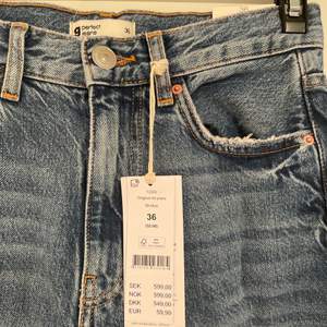 Jättefina jeans (nyskick) i storlek 36. Säljer då jeansen var för långa för mig som är 160cm så skulle rekommendera dessa för  165+. Det finns en slits på insidan av varje ben. Endast testade 1 gång. Säljer för 300kr + frakt, ordinarie pris är 549kr. 