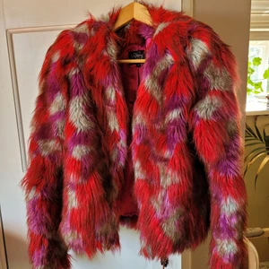 Rebecca Stella for Nelly jacka i fuskpäls - Färgglad o rolig fuskpälsjacka med axelvaddar. Har två revor.