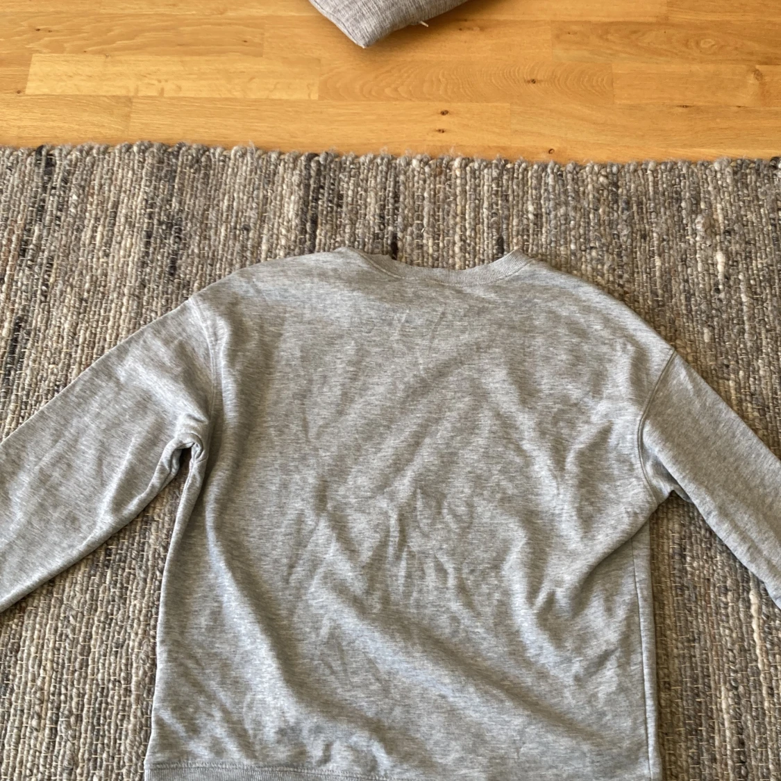 Grå sweatshirt med ”Love” påsytt - 91