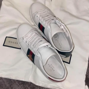 Gucci skor  - Äkta gucci skor. Nypris 5800kr  Skorna är använda men i mycket fint skick. Använt dom Max 3 gånger.   Skorna är i storlek 35/36 men dom är stora i storlek . Jag har storlek 38/39 och dom passar mig perfekt. Inte alls trånga eller så.  