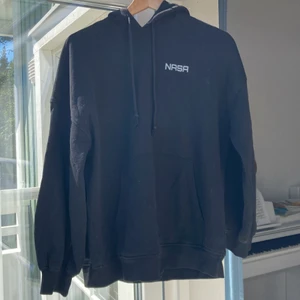 Svart NASA hoodie med tryck i fram och i bak  - Svart NASA hoodie från HM med grått tryck på. Ytterst lite nopprig men annars har den inga defekter. Tröjan är XS instorlek men skulle säga att den passar M också. Frakten ingår i priset❤️