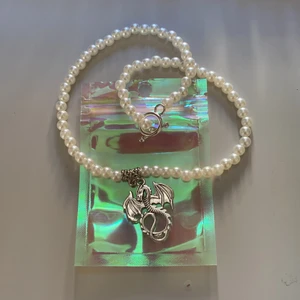 Egengjort halsband - ❣️Kan göra flera❣️ Jättefint egengjort halsband med stavlås och en drake🐉 Halsbandet är ca 43cm. FRAKT PÅ 13KR TILLKOMMER❤️