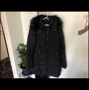 En vinterjacka  - Köpte för 899 kr  och har inte använt den  mycket. Storleken är 36  Finns att hämta i Växjö