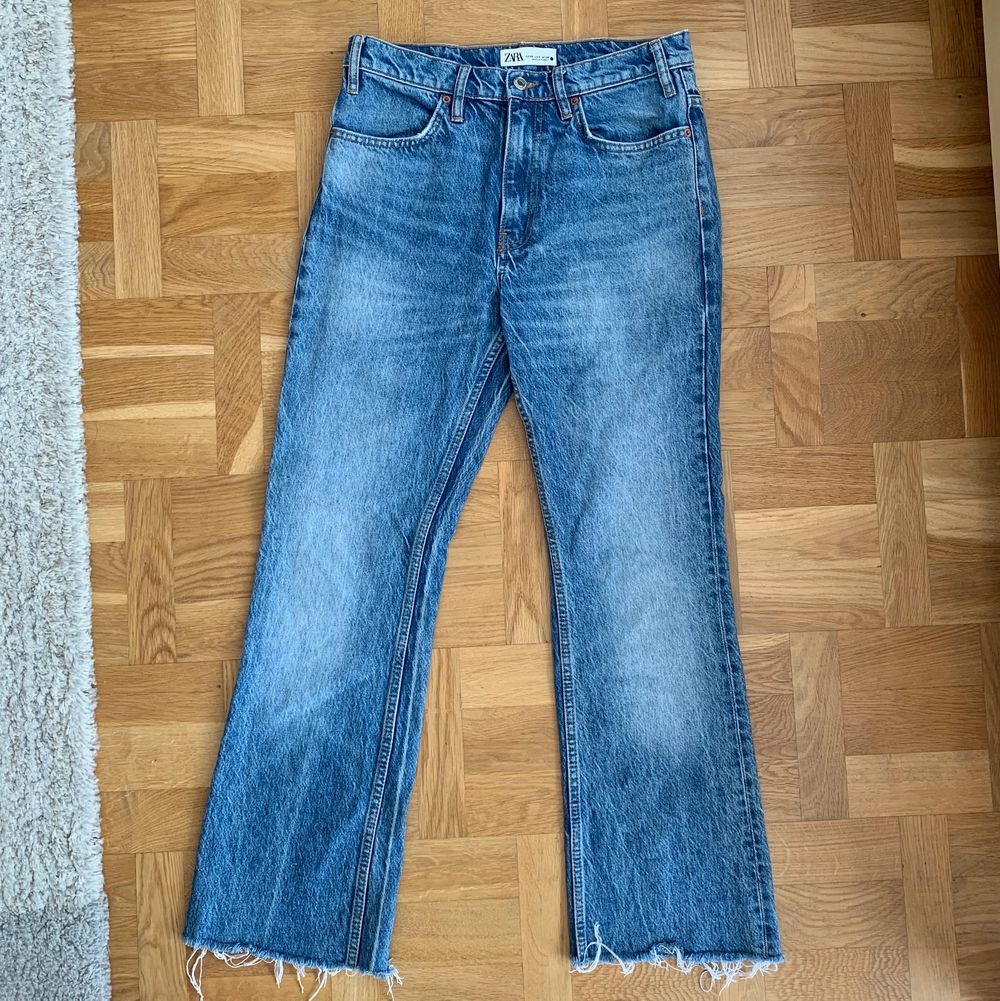 Sjukt fina jeans från Zara som inte längre kommer till någon användning. Jag har klippt av ungefär 5cm av byxornas längd för att de var för långa (jag är 165cm). Jeansen är i storlek 38 och är i jättebra skick! Köparen står för frakten 💞. Jeans & Byxor.