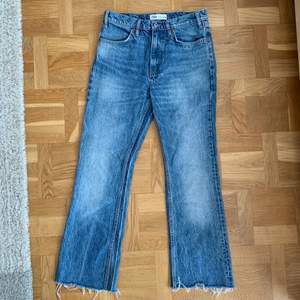 Sjukt fina jeans från Zara som inte längre kommer till någon användning. Jag har klippt av ungefär 5cm av byxornas längd för att de var för långa (jag är 165cm). Jeansen är i storlek 38 och är i jättebra skick! Köparen står för frakten 💞