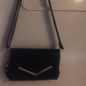 Crossbody väska - Vet inre vart den är ifrån men de stor look inne💕 den är använd många gånger