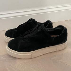Säljer mina gamla eytys skor som inte längre kommer till användning!🤍 skriv om ni vill ha fler bilder ( nypris 1700kr ) säljer för 700 men om de är snabbt köp för 500kr