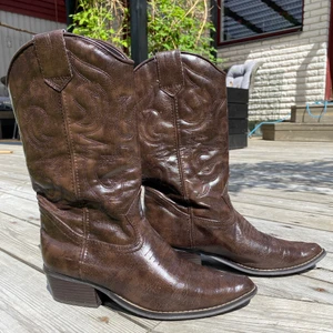 cowboy boots  - Skitsnygga och trendiga cowboy boots! Storleken står inte men de passar mig som har storlek 39 och säkert en mindre eller en större storlek!   Använt skick så de finns lite små slitningar men fortfarande väldigt fina! 300 kr eller bud!