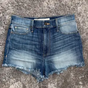 Coola jeans shorts från Abercrombie & Fitch. Köpte för många år sen men använde endast en sommar. Tyvärr är de för små för mig men jag ÄLSKAR färgen. Köparen står för frakten 💕