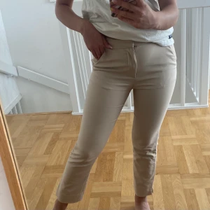 Beiga kostymbyxor från Zara - Superfina kostymbyxor som är raka i modellen och är något korta 