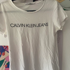 Calvin Klein t-shirt - Snygg t-shirt från Calvin Klein! Säljer då den inte passar, bra skick då änvänd få gånger!💖