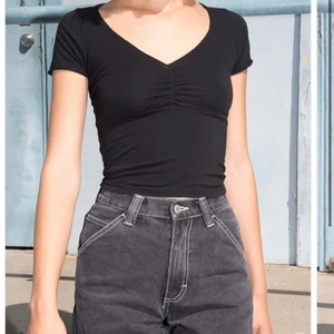 Topp från Hollister  - Säljer denna jättefina topp från Hollister i storlek S . Den är i bra skick och endast använd ett fåtal gånger. Säljer för 50kr + 40kr frakt.