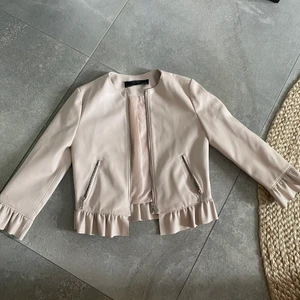 Zara skinnjacka storlek xs - Säljer denna jättefina skinnjackan som endast är använd fåtal gånger och säljer pga att jag köpte fel storlek. Inga fläckar eller slitage. 