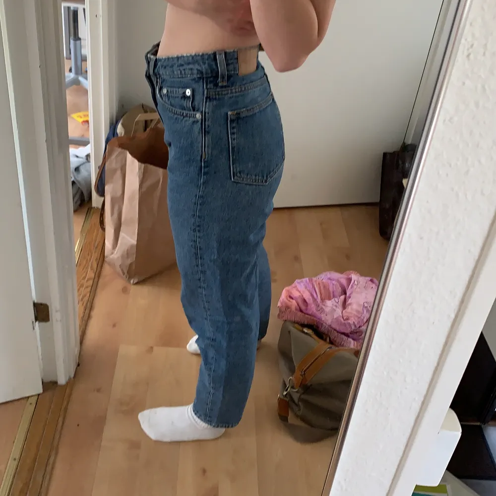 Jeans från weekday i modellen Lash. Waist 27, length 30. Jag är 167cm. Otrrrolig färg!!!. Jeans & Byxor.