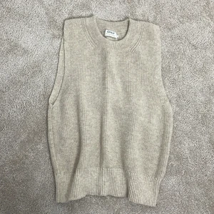 Stickad beige vest  - Nästan ny skick har använt fåtal gånger , intet fel med plagget. Den sitter lite baggy på en S ungefär 