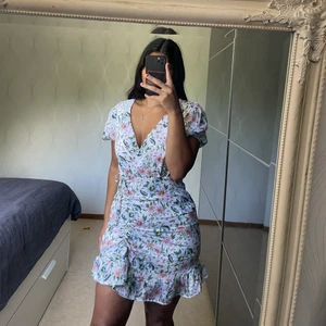 Blommig klänning storlek 36 - Är egentligen endast testad så väldigt bra skick. Säljer den då det inte är min stil längre. Finns att hämta i Järfälla och postar även. Köparen står för frakten. 🌺