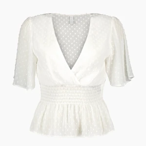 Vit topp - Säljer denna super söta topp:blusen från new yorker som tyvärr inte har kommit till användning. Den är i storlek xs men skulle nog kunna passa en s. Som man ser på bilden så är magen neråt genomskinlig, vilket den också är på ryggen.  Nypris: 149kr 