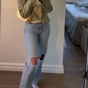 Jeans från Gina tricot - Super snygga jeans från Gina som sitter så bra och skönt och ser extremt snygga på. 