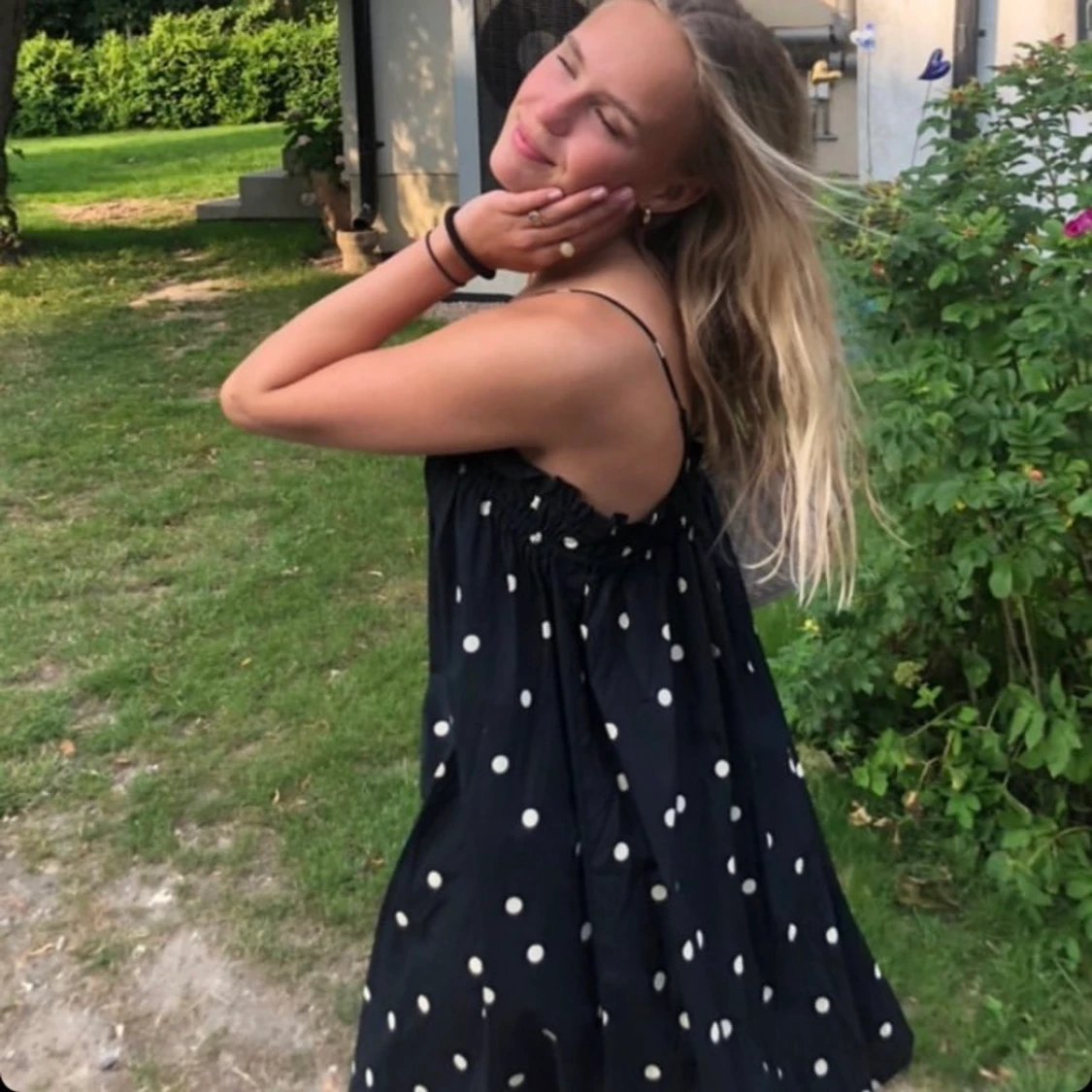 Svart vit prickig klänning