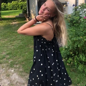 Svart vit prickig klänning - En riktig sommardröm, svart prickig klännibg med tunna band som är perfekt för alla tillfällen! Köpt förra sommaren så finns ej att köpa längre. 