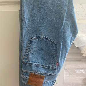 Levis 501 herrmodell köpta på zalando. Färgen heter canyon moon. Storlek w31 l30. Säljer pga jag hade velat ha en lösare passform, jag har vanligtvis S-M. 