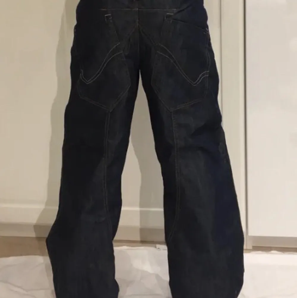 Skit snygga baggy jeans från only!! Bra kvalitet bara använda ett fåtal gånger. Jag är ca 170 cm. Innerbensmått: 76 cm. Midjemått: 40 cm. Kan mötas i Stockholm eller frakta. Köparen står för frakten💓😉 . Jeans & Byxor.