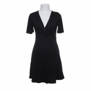 Svart klänning - Kort, svart klänning från Nelly i storlek S!