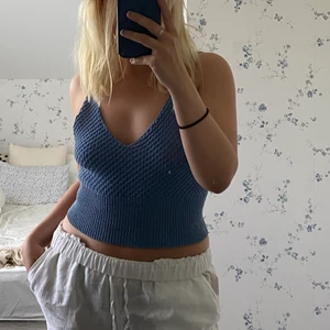 Virkad topp nu-in - Jättefin blå virkad topp fem nu-in. Storlek S. Tillverkat av 100% återvunnet material. Det är lika djupt i ryggen som i fram ungefär. 