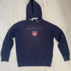 Gant Hoodie - Säljer denna Gant hoodie! Den är rätt så använd men den är änåd i relativt bra skick. Säljer pga att den inte används längre. Köparen står för frakt!