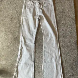 Vita bootcut jeans från M.I.H. Köpta på Nk stockholm. Storlek 25. Super fina och klassiska ”vita” jeans som sitter snyggt på😍 skulle säga att de är low/mid waist.