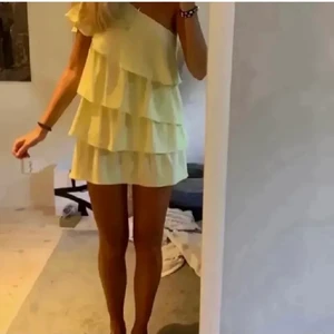 Gul asymmetrisk klänning på zara - Nu säljer jag denna gula asymmetriska klänning från zara som jag använt en gång. Den är så fin och särskilt nu till sommaren. Den är helt slutsåld på zara hemsida. Storlek M men passar också bra på en storlek S.🙏⭐️😍 budgivning vid steg intresse