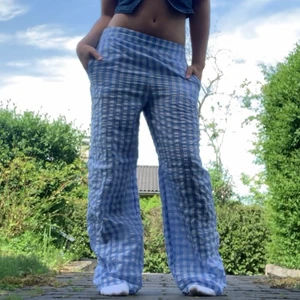 Rutiga byxor - Snyygga byxor från pieces! Så sköna å passar till stranden😊😊 perfekt längd på mig som är 160, har fickor:) nypris ca 360kr, fråga för fler bilder, man kan ha de både låg å högmidjat