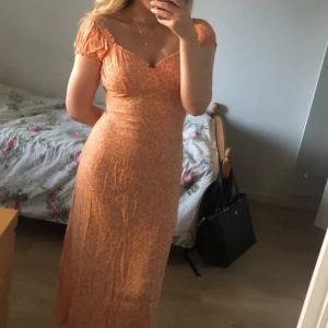 Klänning 34  - Säljer denna fina klänning i storlek 32, passar även någon med storlek 34. Enbart använd en gång ❤️ Lite skrynklig på bilden men stryker innan den skickas! 