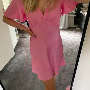 Säljer denna snygga rosa klänning. Inte använd någon gång, så i väldigt bra skick! Sitter superfint på😍 Säljer för att den är lite för stor för mig i bysten tyvärr…  (den är lite genomskinlig där bak, men annars väldigt fin)! 