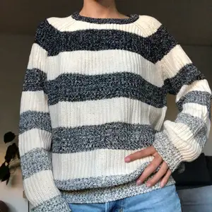 Nice jumper som works for both man and woman. Worn just a couple times. 