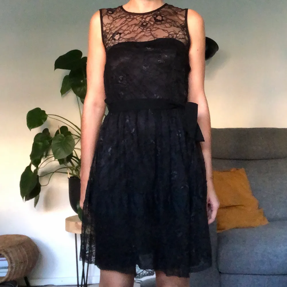 Nice dress with a top layer of black lace. Used only once.  . Klänningar.