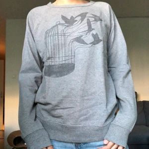 Tröja med tryck - Comfortable sweater with cool print. Used but very good condition.