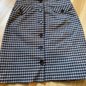 Rutig miniskirt! - Superfin rutig minikjol i färgen brun-grå! Ger både grunge och preppy-vibes beroende på hur en stylar den!