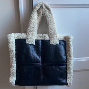 Väska Stand Studio  - Intressekoll på denna snygga väska från Stand Studio. Inköpspris 2200kr. Köpare står för frakt 💌