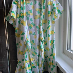 Cover up klänning  - En klänning man kan ha över bikini. Använt 1 gång.  OBS, står inte för frakt. 