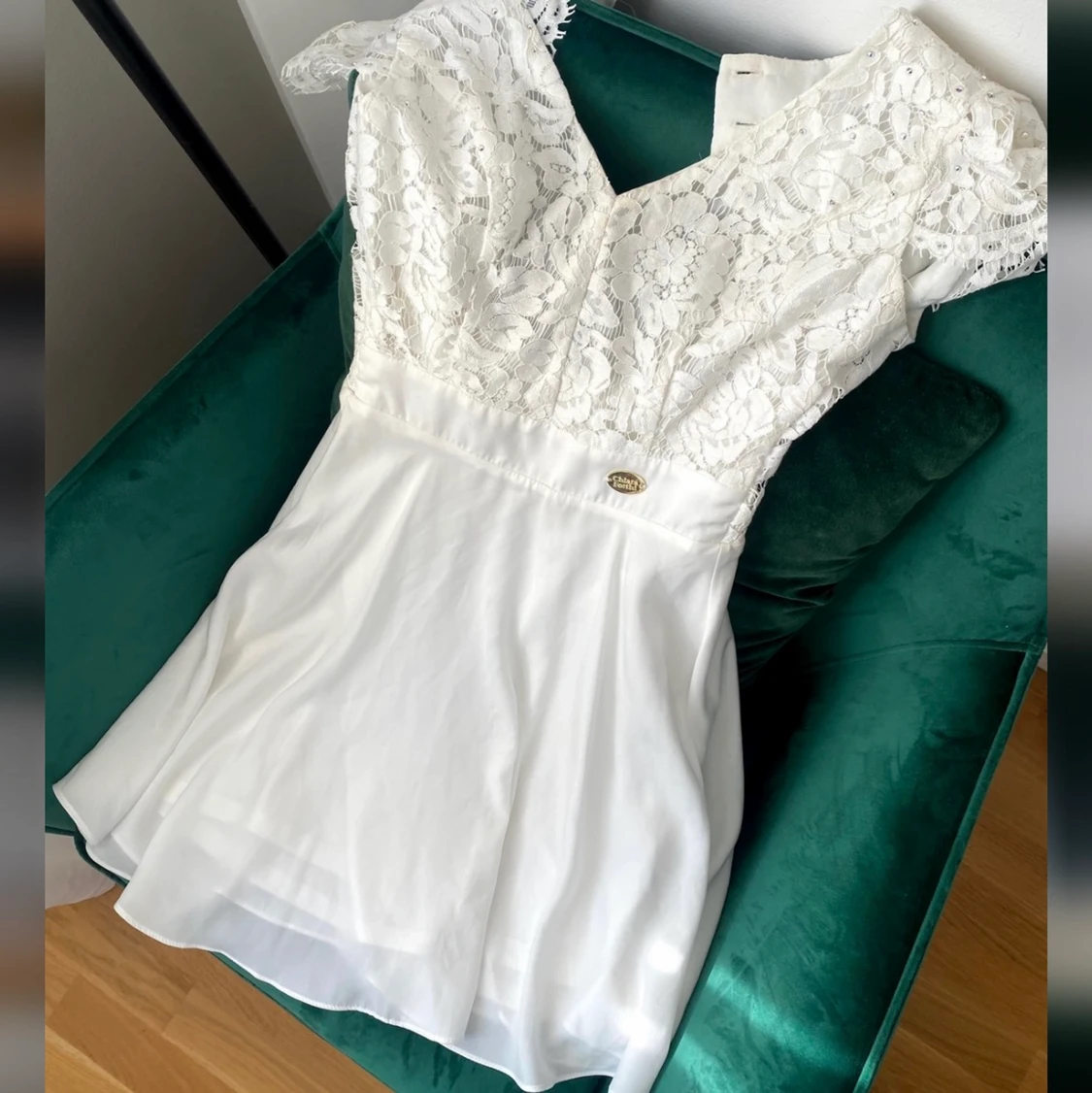 Unik vit klänning med kristaller  - 90