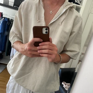 Zara - Vet inte vad jag ska kalla det här plagget men en tunn tröja från Zara som är sjukt skönt att ha på sig på sommaren 