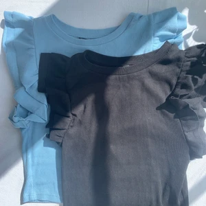 Zara toppar - Två söta toppar från Zara i storlek S i färgerna svart och blå. Styckpris är 60kr men båda kan köpas för 100kr. De är i mycket bra skick och endast använda ett fåtal gånger❤️ Storleken är S men dom sitter utmärkt på mig som främst är XS💕