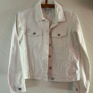 NAKD jeansjacka  - Helt ny NAKD jeansjacka, står strl 34 men den passar större också, nypris 850kr